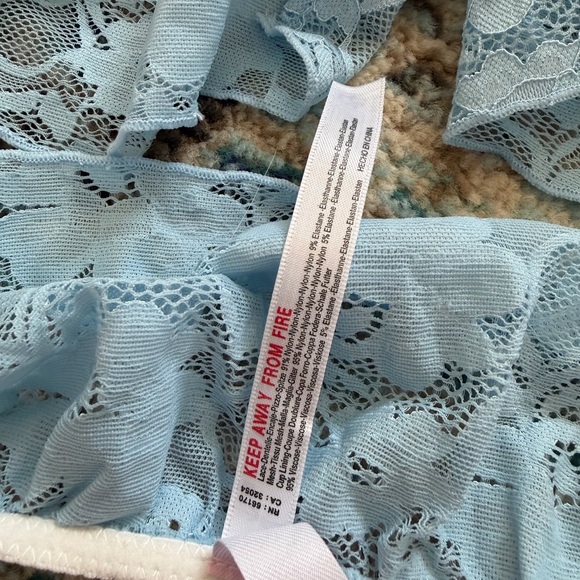 Urban Outfitters out from under crop top - Picture 5 of 7